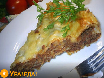 кусочек запеканки с фаршем и лавашом